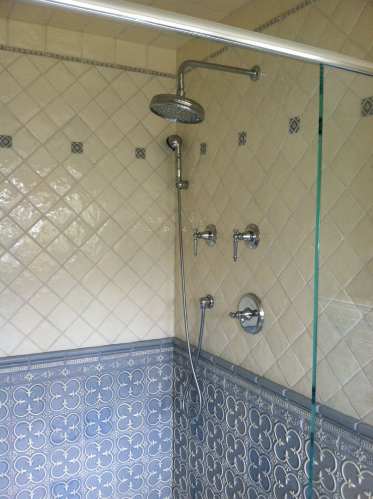 Immagine di una stanza da bagno padronale chic di medie dimensioni con doccia doppia, piastrelle blu, piastrelle in ceramica, pavimento in marmo e porta doccia a battente