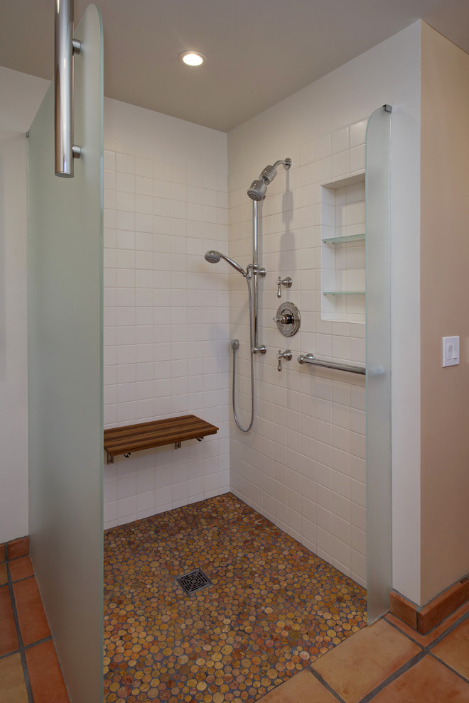 Inspiration för stora klassiska en-suite badrum, med luckor med upphöjd panel, vita skåp, en dusch i en alkov, vit kakel, porslinskakel, röda väggar, klinkergolv i terrakotta, ett undermonterad handfat, granitbänkskiva, rött golv och med dusch som är öppen