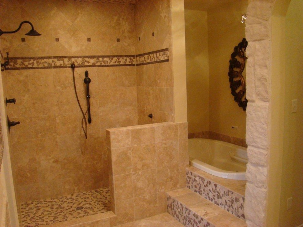 ダラスにある地中海スタイルのおしゃれな浴室の写真