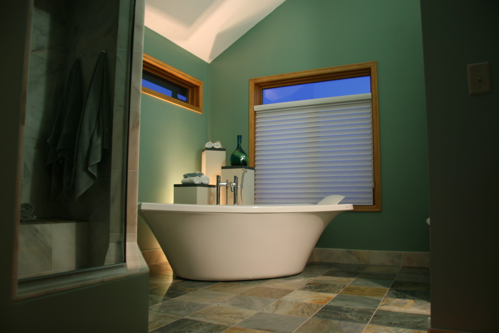 Exempel på ett stort modernt en-suite badrum, med luckor med upphöjd panel, skåp i mellenmörkt trä, ett fristående badkar, en dubbeldusch, grön kakel, marmorkakel, bänkskiva i täljsten, en toalettstol med separat cisternkåpa, ett fristående handfat, gröna väggar och marmorgolv