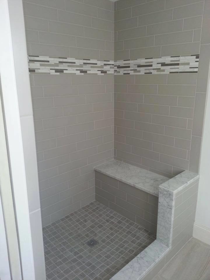 Bild på ett vintage badrum, med en öppen dusch, grå kakel, tunnelbanekakel, med dusch som är öppen och grått golv