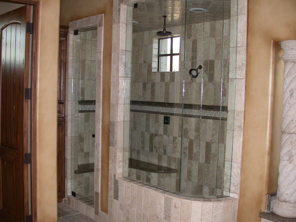 Cette image montre une salle de bain sud-ouest américain avec une douche d'angle.
