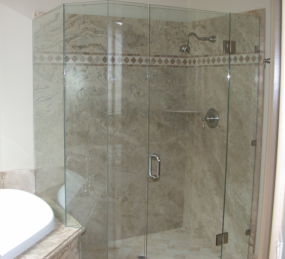 Idée de décoration pour une salle de bain sud-ouest américain avec une douche d'angle.