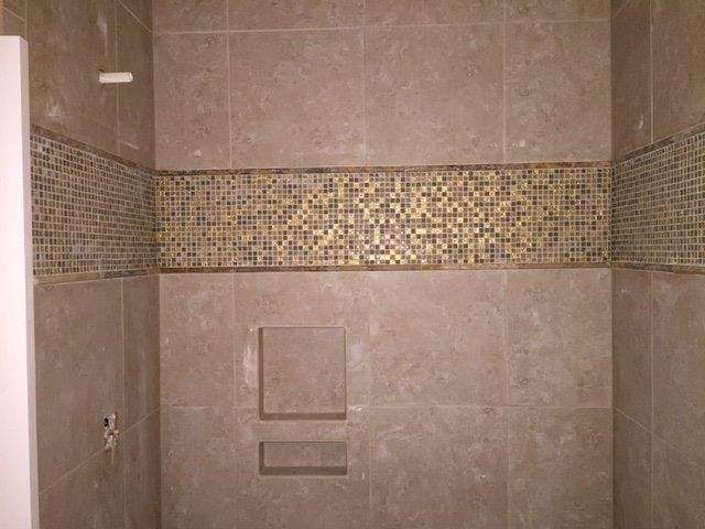 Großes Mediterranes Badezimmer En Suite mit profilierten Schrankfronten, dunklen Holzschränken, Badewanne in Nische, beiger Wandfarbe, Kalkstein-Waschbecken/Waschtisch, Duschnische, farbigen Fliesen und Mosaikfliesen in Miami