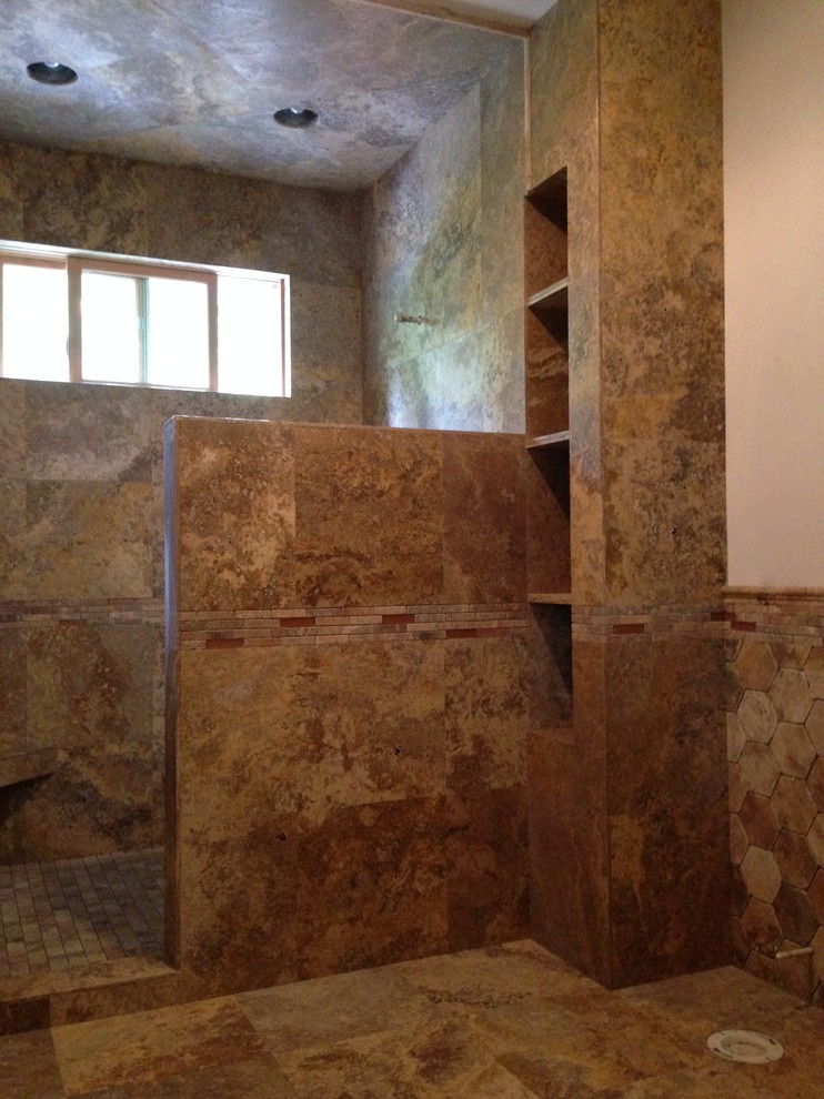 Ispirazione per una grande stanza da bagno padronale con doccia aperta, piastrelle marroni e piastrelle in travertino