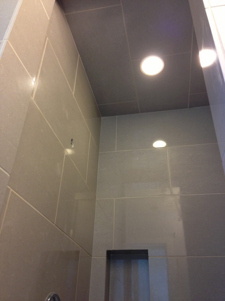 Foto di una grande stanza da bagno padronale minimal con doccia aperta, piastrelle in gres porcellanato e piastrelle marroni