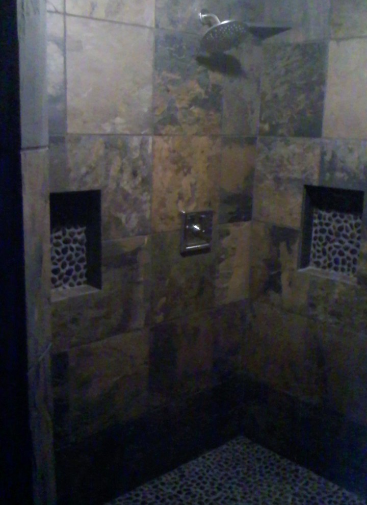 Идея дизайна: большая главная ванная комната в современном стиле с открытым душем, коричневой плиткой и плиткой из сланца