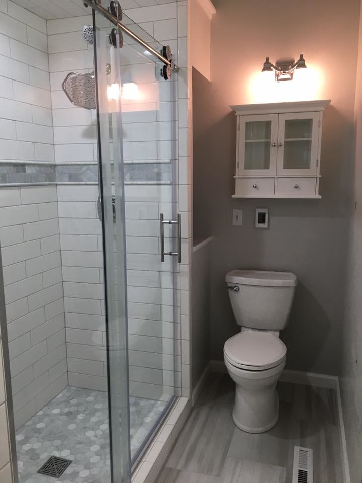 Idéer för att renovera ett mellanstort vintage badrum med dusch, med en dusch i en alkov, en toalettstol med separat cisternkåpa, vit kakel, tunnelbanekakel, grå väggar, mörkt trägolv, grått golv och dusch med skjutdörr
