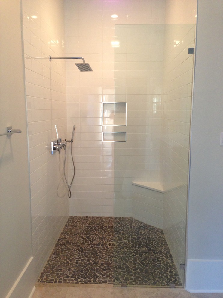 Modernes Badezimmer mit bodengleicher Dusche, weißen Fliesen, Metrofliesen und Porzellan-Bodenfliesen in New Orleans