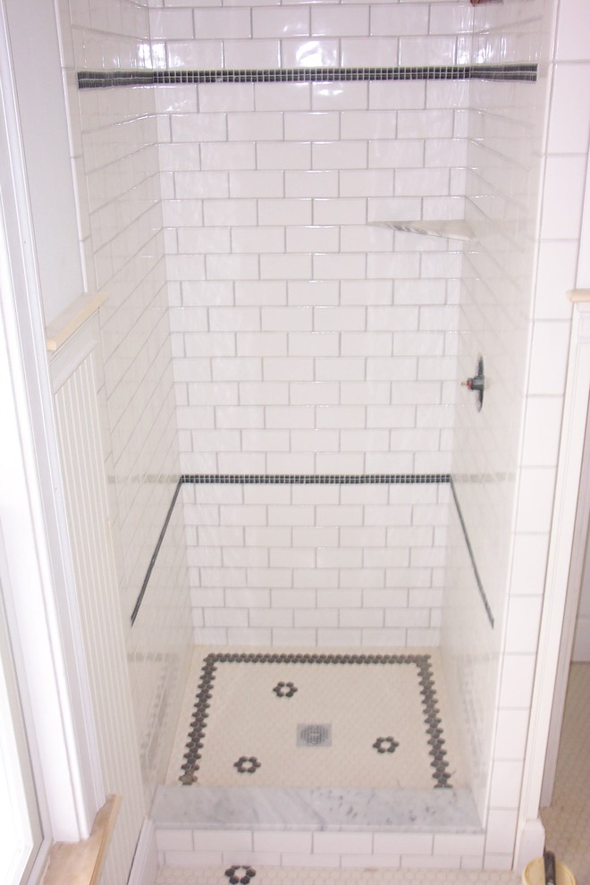 ポートランド(メイン)にあるエクレクティックスタイルのおしゃれな浴室の写真