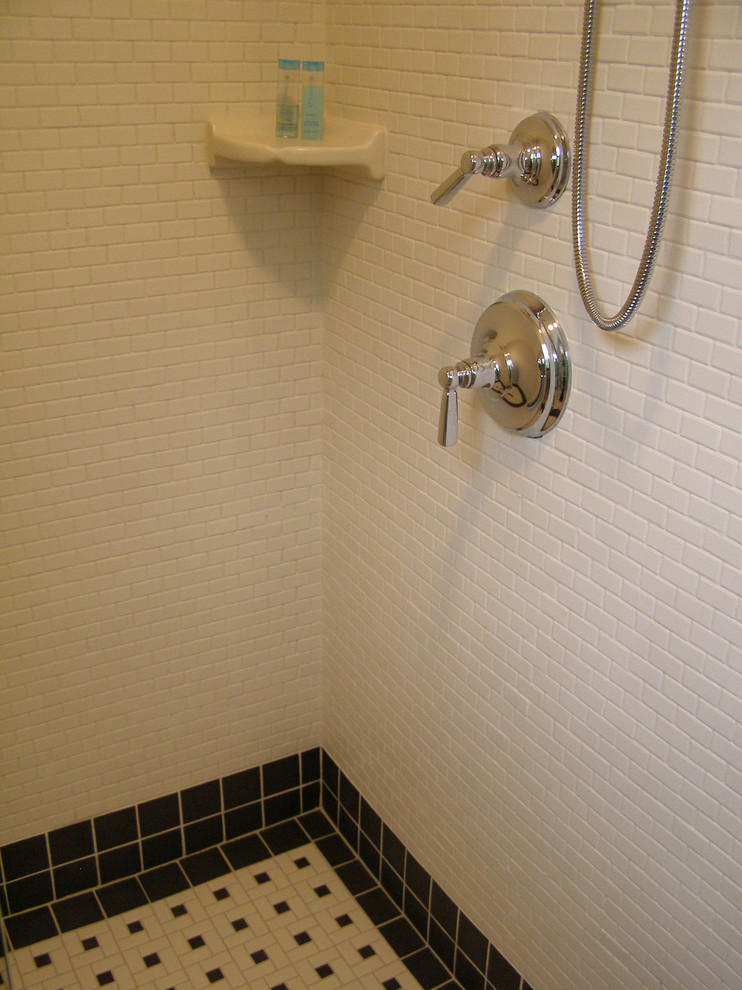 Ispirazione per una stanza da bagno con doccia tradizionale di medie dimensioni con ante in stile shaker, ante bianche, WC a due pezzi, pistrelle in bianco e nero, piastrelle in ceramica, pareti blu, pavimento con piastrelle in ceramica, lavabo sottopiano e top in granito