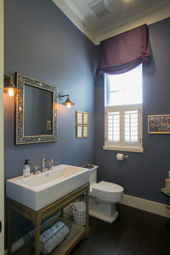 Foto de cuarto de baño clásico renovado pequeño con armarios tipo mueble, puertas de armario de madera clara, paredes púrpuras, suelo de madera oscura y aseo y ducha