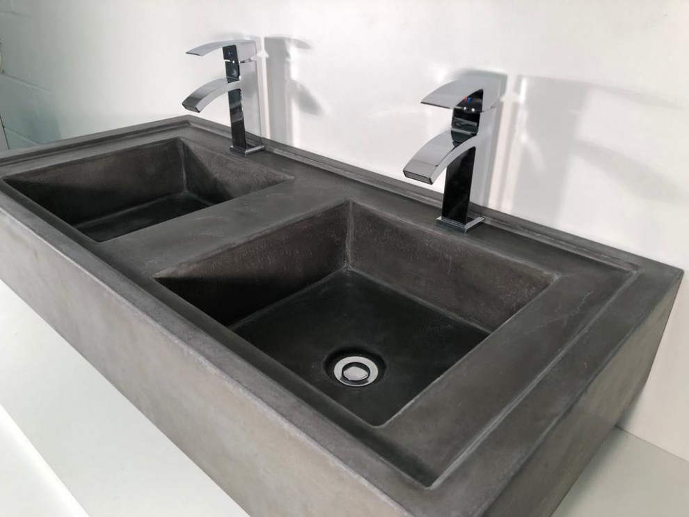Réalisation d'une salle de bain nordique de taille moyenne avec un plan vasque et meuble double vasque.