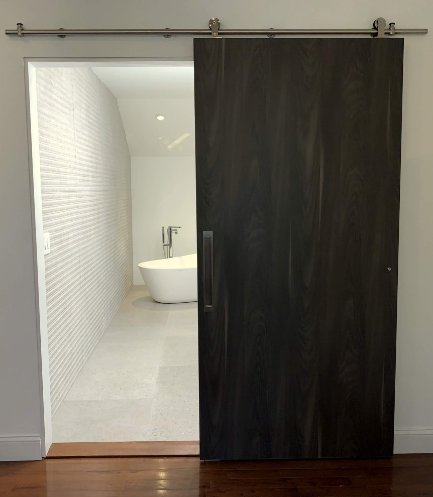 Inspiration för mellanstora moderna en-suite badrum, med släta luckor, vita skåp och kaklad bänkskiva