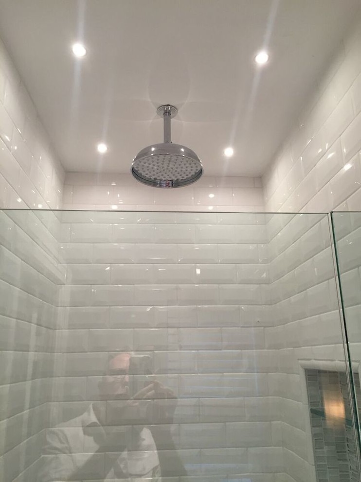 Diseño de cuarto de baño clásico renovado pequeño con ducha empotrada, sanitario de una pieza, baldosas y/o azulejos blancos, baldosas y/o azulejos de cemento, paredes grises, suelo de mármol y aseo y ducha