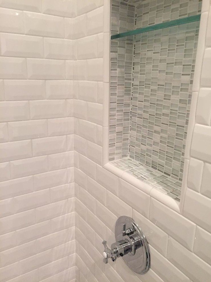 Modelo de cuarto de baño tradicional renovado pequeño con ducha empotrada, sanitario de una pieza, baldosas y/o azulejos blancos, paredes grises, suelo de mármol, aseo y ducha y lavabo con pedestal