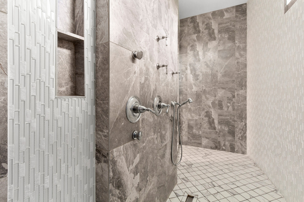 Idee per un'ampia stanza da bagno padronale chic con doccia doppia, piastrelle a mosaico e doccia aperta