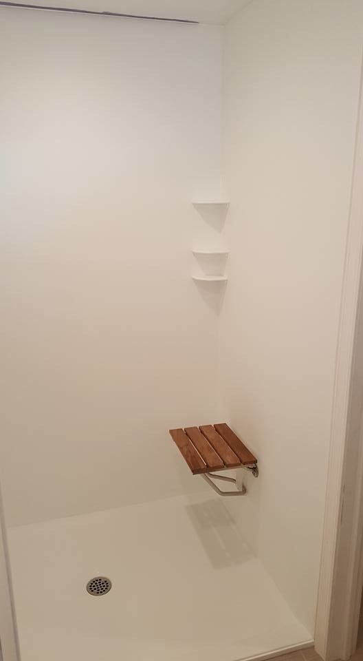 Esempio di una stanza da bagno con doccia minimalista di medie dimensioni con doccia alcova, pareti bianche e pavimento con piastrelle in ceramica