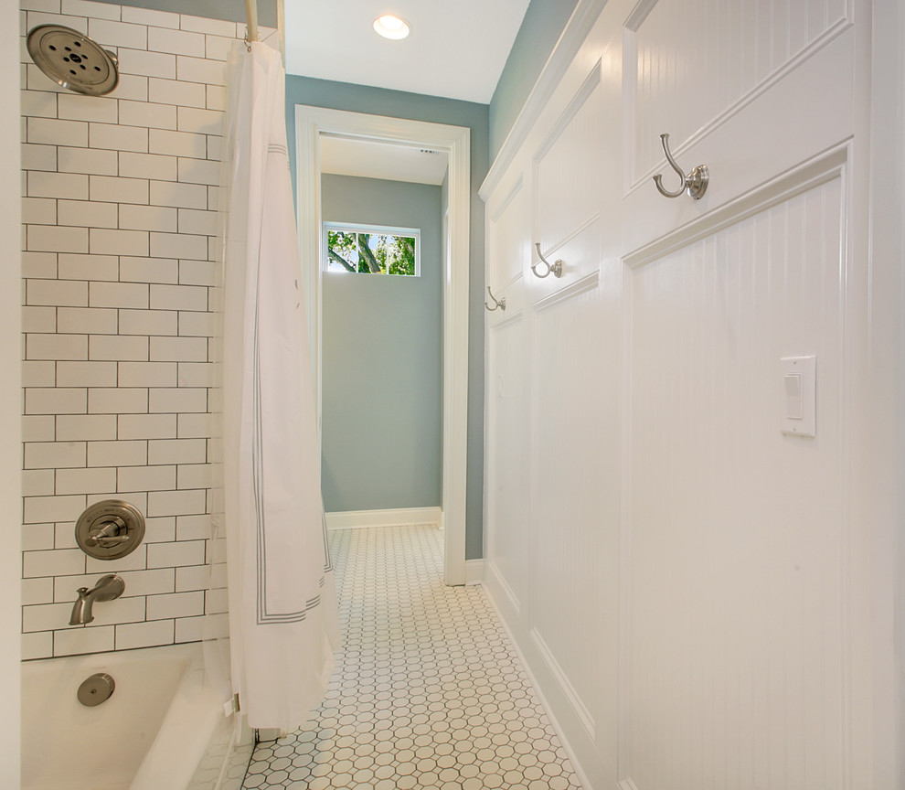 Стильный дизайн: большая ванная комната в морском стиле с фасадами в стиле шейкер, белыми фасадами, угловым душем, серой плиткой, стеклянной плиткой, синими стенами, мраморным полом, накладной раковиной и столешницей из искусственного кварца - последний тренд