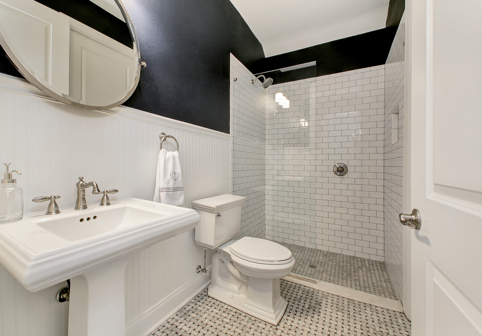 Пример оригинального дизайна: ванная комната среднего размера в морском стиле с душем в нише, раздельным унитазом, серой плиткой, плиткой кабанчик, синими стенами, мраморным полом, душевой кабиной и раковиной с пьедесталом