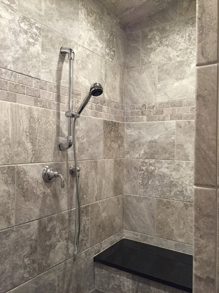 Esempio di una grande stanza da bagno padronale classica con doccia alcova, piastrelle grigie, piastrelle in ceramica e pareti grigie