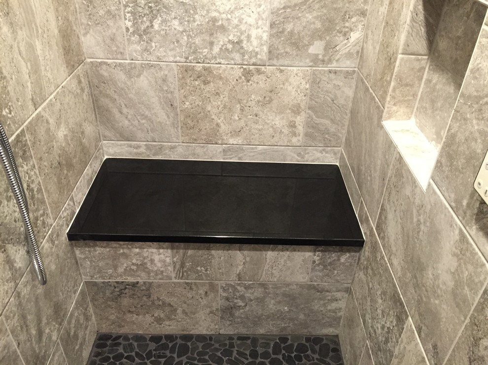 Immagine di una grande stanza da bagno padronale tradizionale con doccia alcova, piastrelle grigie, piastrelle in ceramica, pareti grigie e pavimento con piastrelle di ciottoli