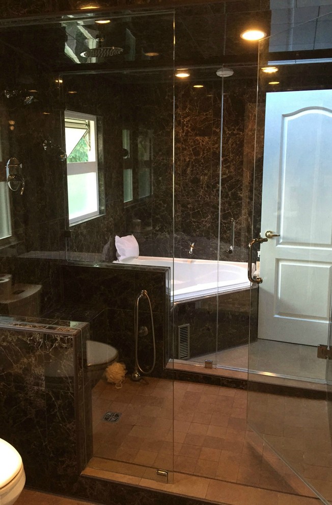 Idee per una grande stanza da bagno padronale contemporanea con piastrelle marroni e pareti marroni