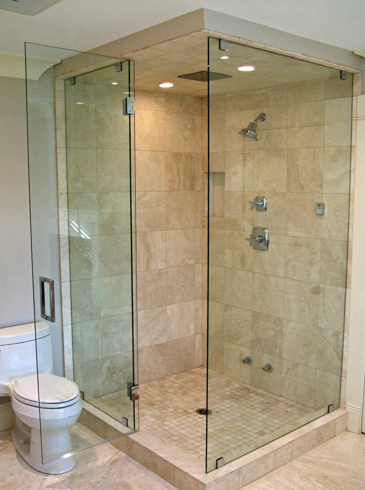 Diseño de cuarto de baño principal actual grande con baldosas y/o azulejos beige y baldosas y/o azulejos de porcelana