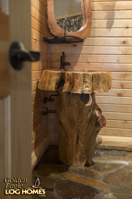 Idee per una grande stanza da bagno con doccia stile rurale con ante in legno scuro, pareti marroni, pavimento in ardesia, lavabo da incasso, top in legno, pavimento marrone e top marrone