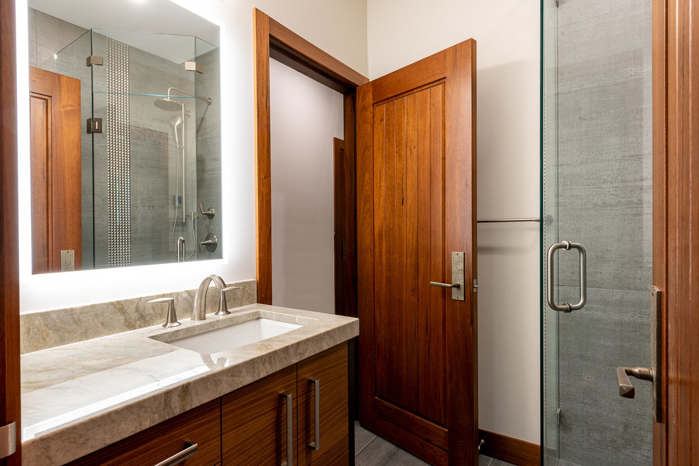 Modelo de cuarto de baño contemporáneo de tamaño medio con armarios con paneles lisos y puertas de armario de madera oscura