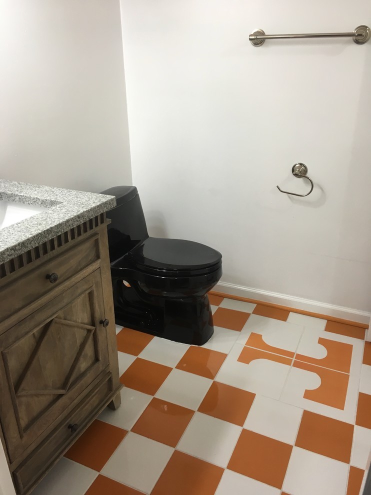 Modelo de cuarto de baño clásico de tamaño medio con paredes blancas, suelo de baldosas de cerámica, aseo y ducha, encimera de granito y suelo naranja