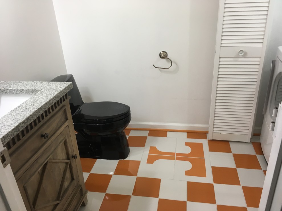 Klassisk inredning av ett mellanstort badrum med dusch, med vita väggar, klinkergolv i keramik, granitbänkskiva och orange golv
