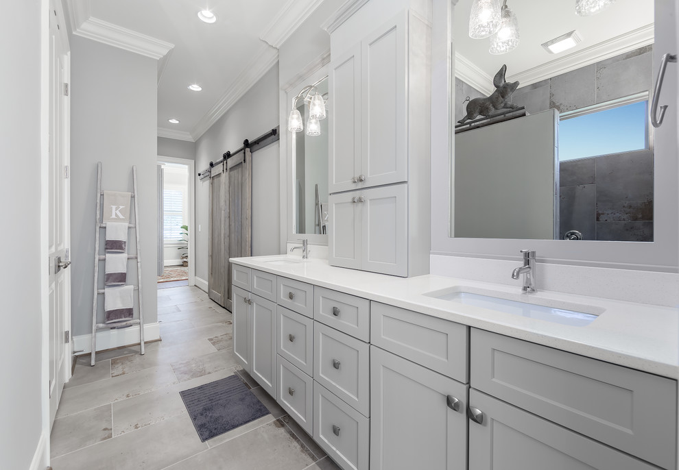 Exempel på ett mellanstort klassiskt vit vitt en-suite badrum, med skåp i shakerstil, grå skåp, en kantlös dusch, en toalettstol med separat cisternkåpa, grå kakel, porslinskakel, grå väggar, klinkergolv i porslin, ett undermonterad handfat, bänkskiva i kvarts och grått golv