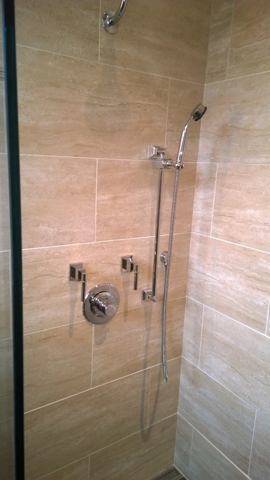 Ejemplo de cuarto de baño infantil clásico renovado con ducha abierta y baldosas y/o azulejos de porcelana