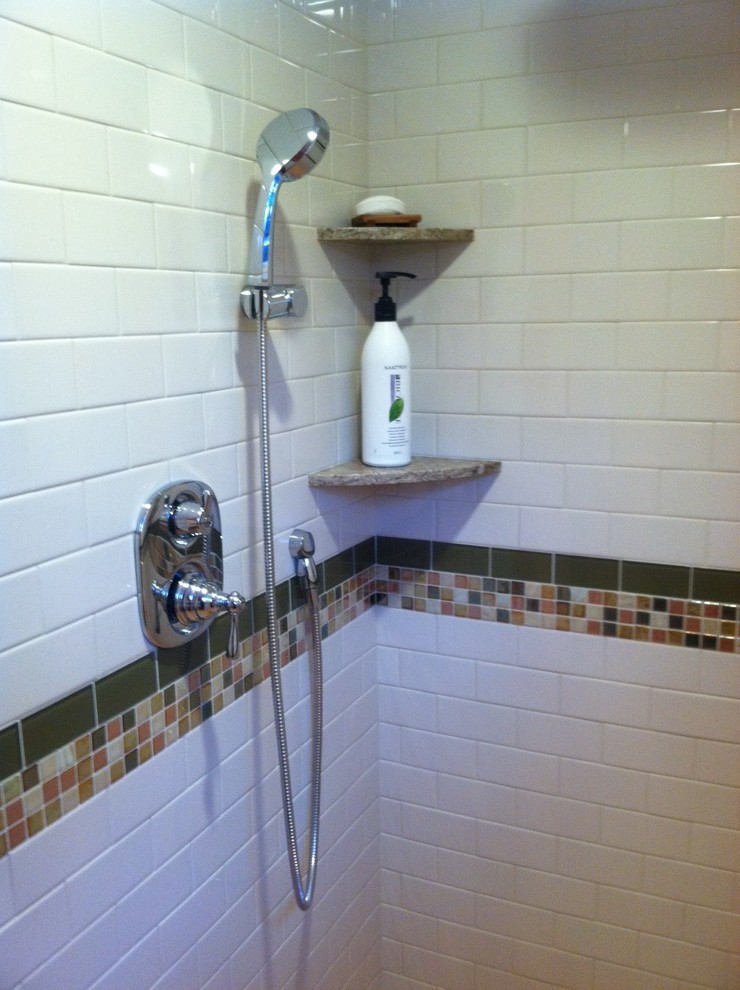 Exemple d'une salle de bain principale chic avec une douche ouverte et un carrelage beige.