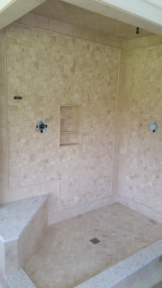 Imagen de cuarto de baño principal clásico renovado de tamaño medio con ducha doble, baldosas y/o azulejos beige, baldosas y/o azulejos de piedra, paredes beige y suelo de travertino