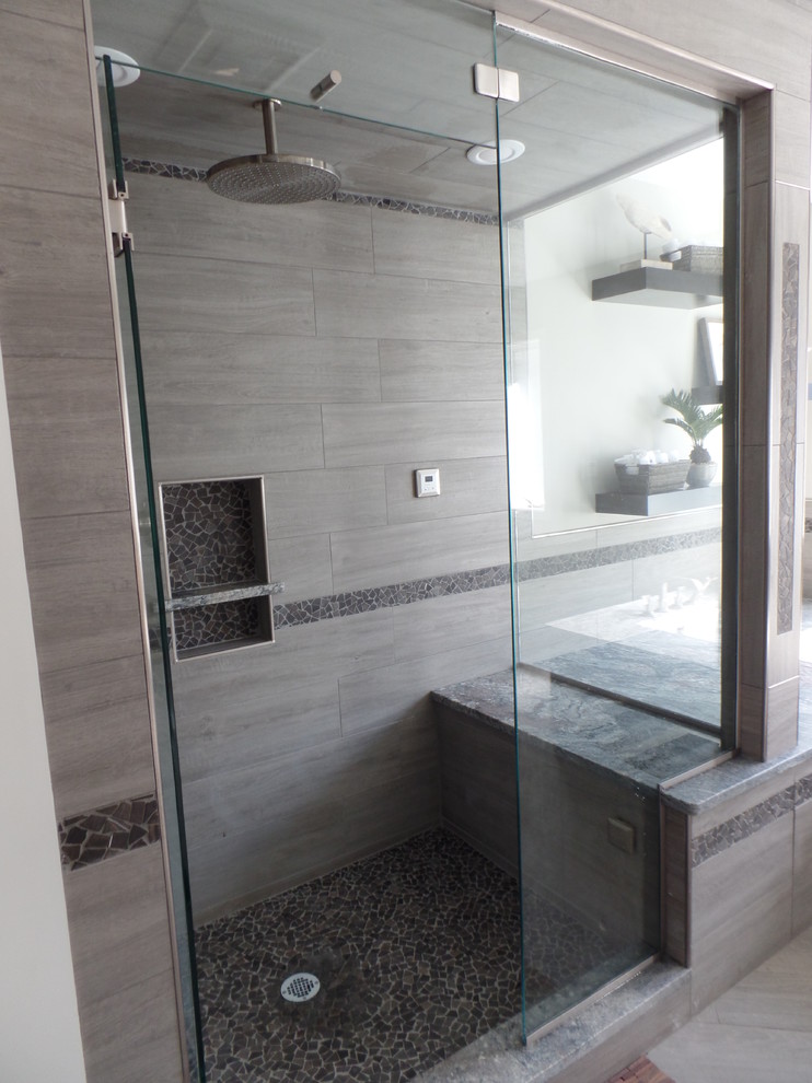Foto de cuarto de baño principal tradicional grande con baldosas y/o azulejos grises, baldosas y/o azulejos de porcelana y encimera de granito