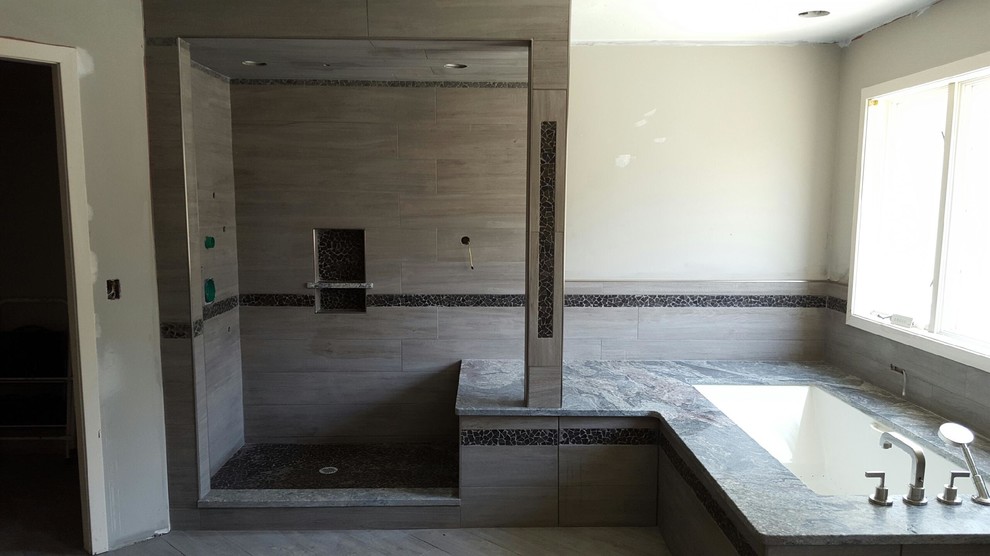 На фото: большая главная ванная комната в классическом стиле с серой плиткой, керамогранитной плиткой, фасадами с утопленной филенкой, черными фасадами, накладной ванной, душем в нише, серыми стенами, полом из керамогранита, врезной раковиной, столешницей из гранита, серым полом и душем с распашными дверями с