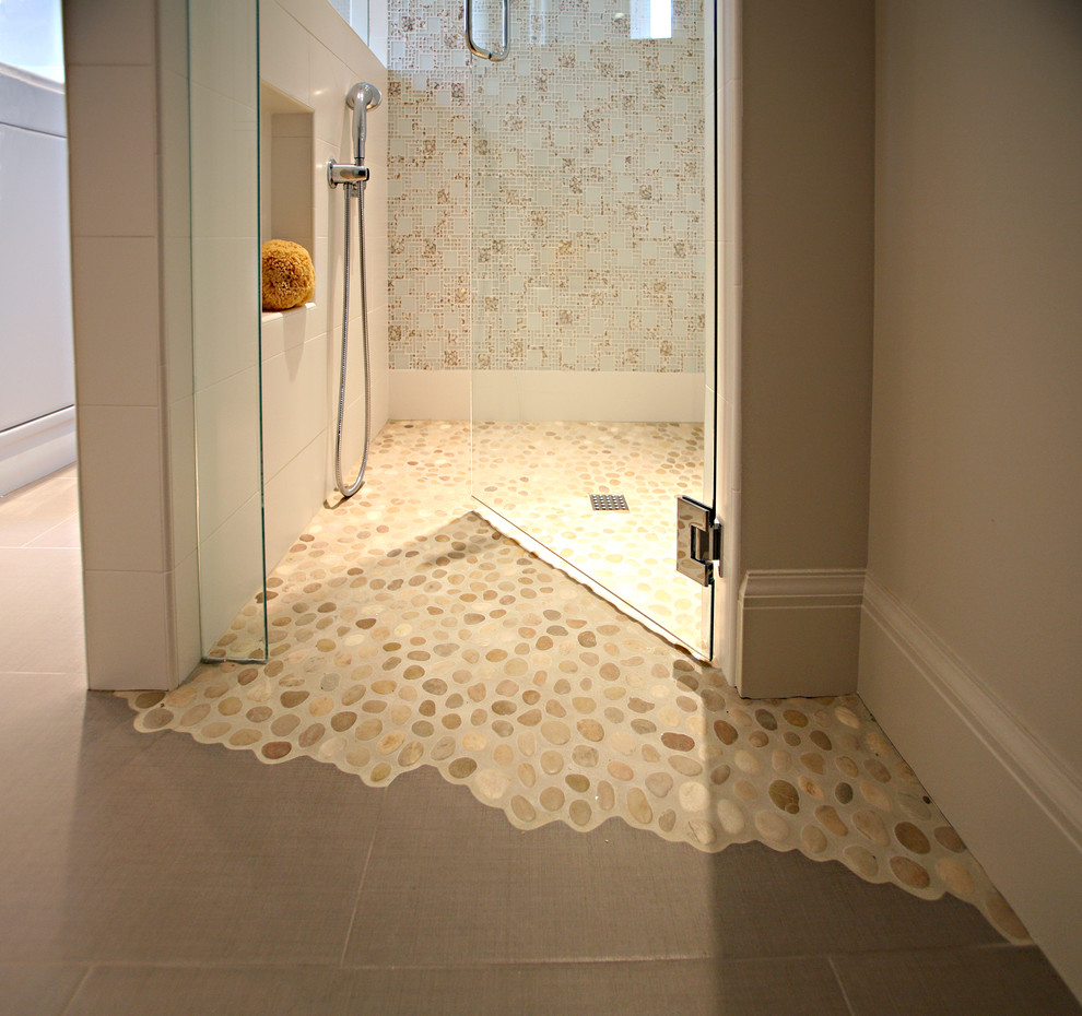 Großes Modernes Badezimmer En Suite mit bodengleicher Dusche, beigen Fliesen, Kieselfliesen und beiger Wandfarbe in Portland