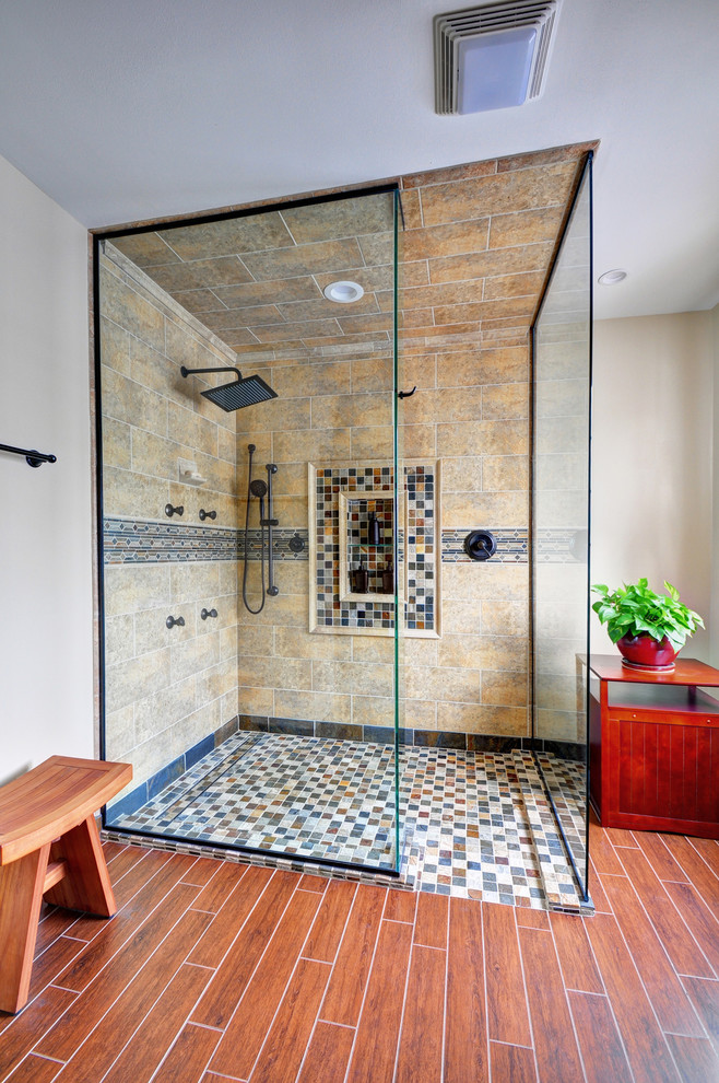 Inredning av ett modernt stort en-suite badrum, med granitbänkskiva
