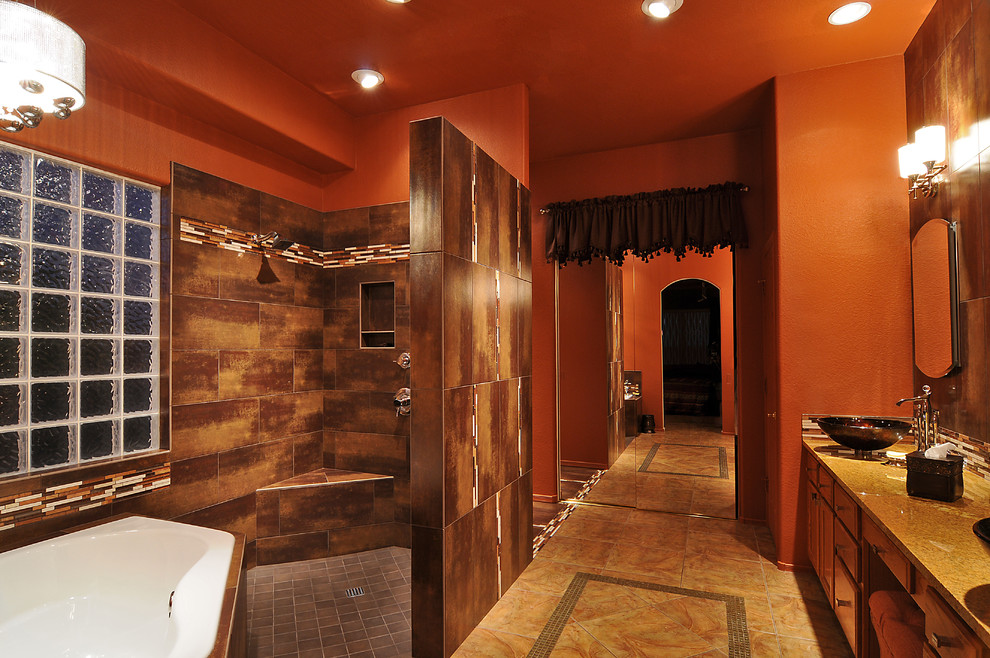 Idéer för ett mycket stort modernt en-suite badrum, med ett fristående handfat, luckor med upphöjd panel, skåp i mellenmörkt trä, granitbänkskiva, ett undermonterat badkar, en öppen dusch, brun kakel, porslinskakel, orange väggar och travertin golv