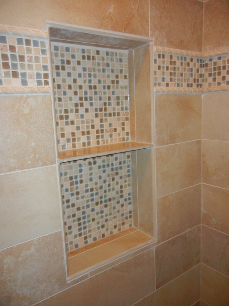 Идея дизайна: ванная комната в классическом стиле с душем в нише и бежевой плиткой