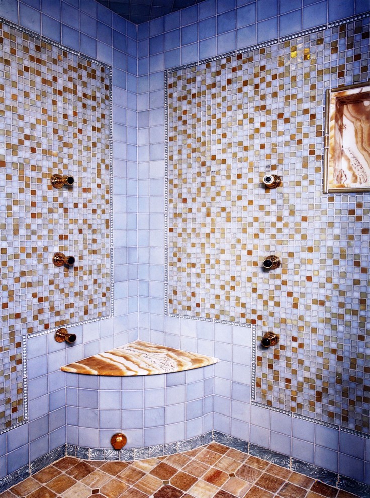 Diseño de cuarto de baño principal marinero de tamaño medio con ducha esquinera, baldosas y/o azulejos azules, baldosas y/o azulejos de vidrio y suelo de baldosas de cerámica