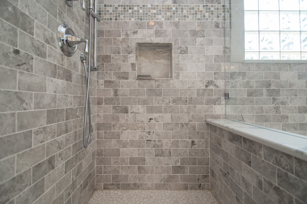 Идея дизайна: большая главная ванная комната в современном стиле с угловым душем, серыми фасадами, гидромассажной ванной, бежевыми стенами, полом из керамической плитки, врезной раковиной и столешницей из кварцита