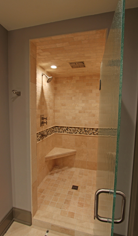 Inspiration för stora klassiska en-suite badrum, med luckor med profilerade fronter, beige skåp, en dusch i en alkov, en toalettstol med separat cisternkåpa, grå kakel, travertinkakel, grå väggar, travertin golv, ett undermonterad handfat, granitbänkskiva, beiget golv och dusch med gångjärnsdörr