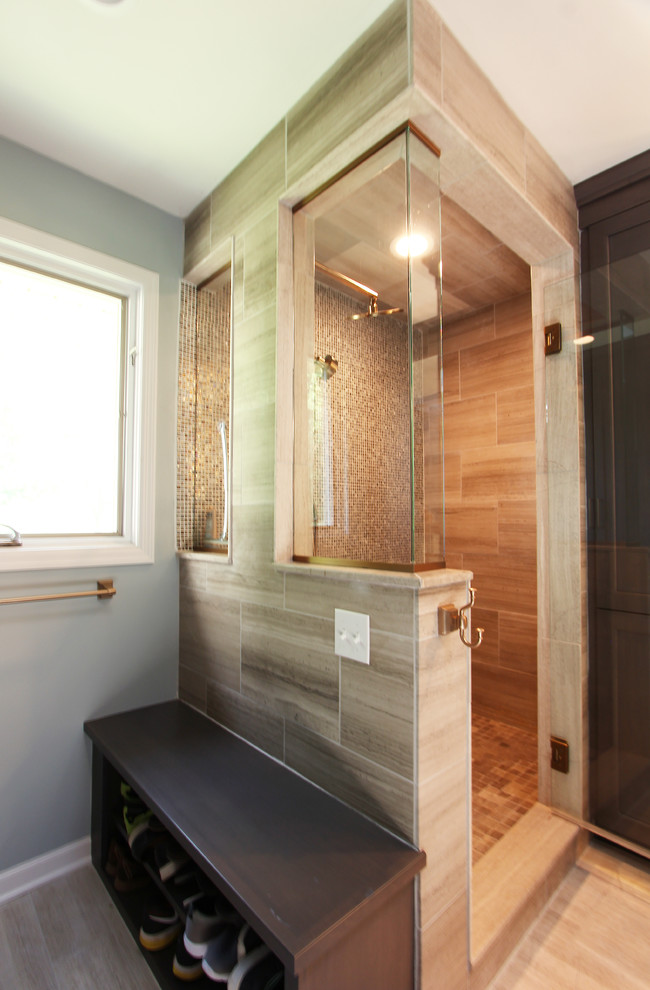 На фото: большая главная ванная комната в стиле неоклассика (современная классика) с фасадами с утопленной филенкой, серыми фасадами, душем в нише, раздельным унитазом, разноцветной плиткой, плиткой из листового стекла, серыми стенами, полом из известняка, врезной раковиной, столешницей из искусственного кварца, серым полом, душем с распашными дверями и бежевой столешницей