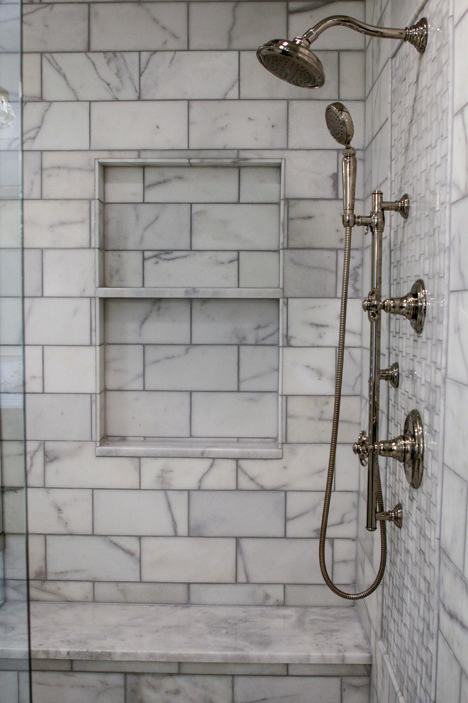 Idéer för ett stort klassiskt vit en-suite badrum, med möbel-liknande, bruna skåp, ett fristående badkar, en hörndusch, vita väggar, marmorgolv, ett undermonterad handfat, marmorbänkskiva, vitt golv och dusch med gångjärnsdörr
