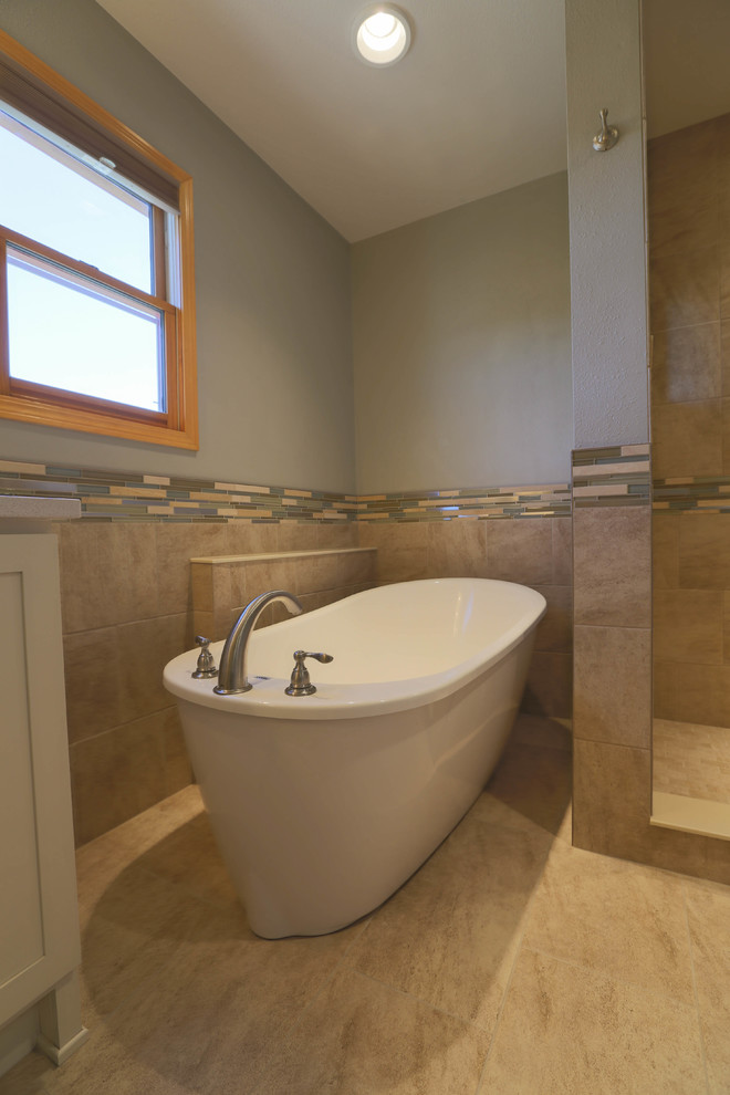 Идея дизайна: ванная комната среднего размера в современном стиле с душем в нише, разноцветной плиткой и цементной плиткой