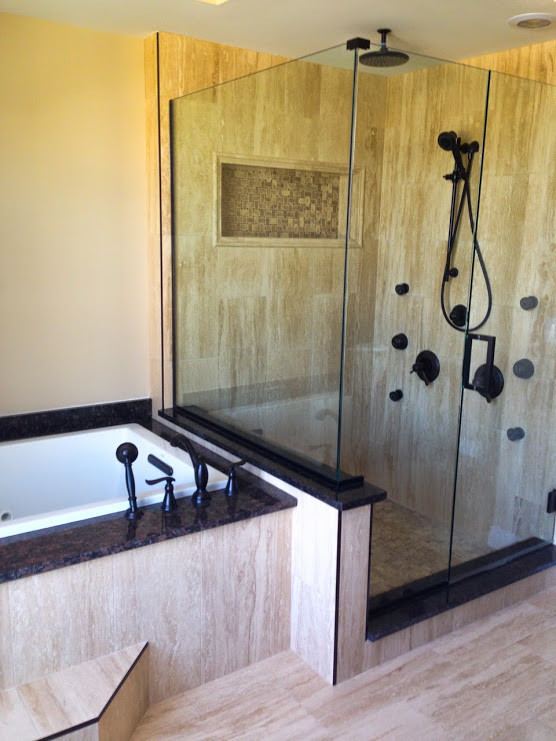 Großes Modernes Badezimmer En Suite mit Einbaubadewanne, Duschnische, beigen Fliesen, Porzellanfliesen, beiger Wandfarbe, Porzellan-Bodenfliesen, beigem Boden und Falttür-Duschabtrennung in Detroit