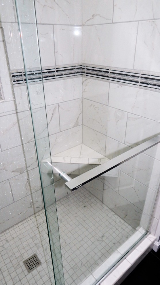 Ispirazione per una stanza da bagno padronale classica di medie dimensioni con doccia alcova, piastrelle bianche, piastrelle in ceramica e pareti bianche
